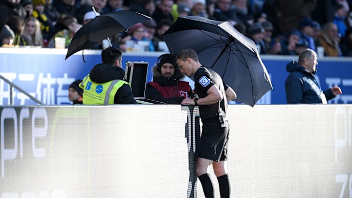 Schiedsrichter Petersen in der Review Area