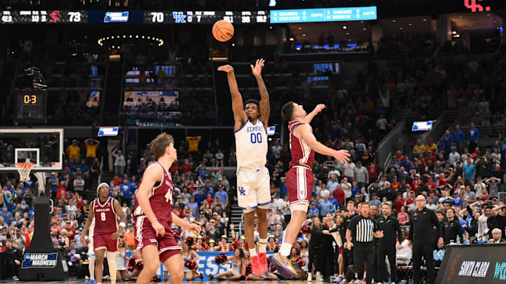 Mar 20, 2026; St. Louis, MO, USA; Kentucky Wildcats guard Otega Oweh (00) shoots a three point basket against Santa Clara Broncos guard Sash Gavalyugov (2) to tie the game as time expires in the second half of a first round game of the men's 2026 NCAA Tournament at Enterprise Center. Mandatory Credit: Jeff Curry-Imagn Images