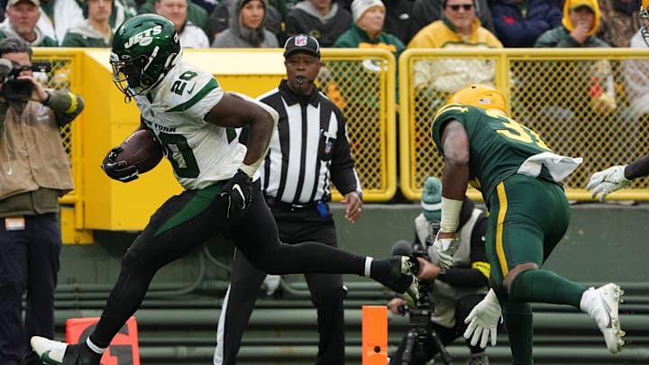 Breece Hall scores a TD against Green Bay