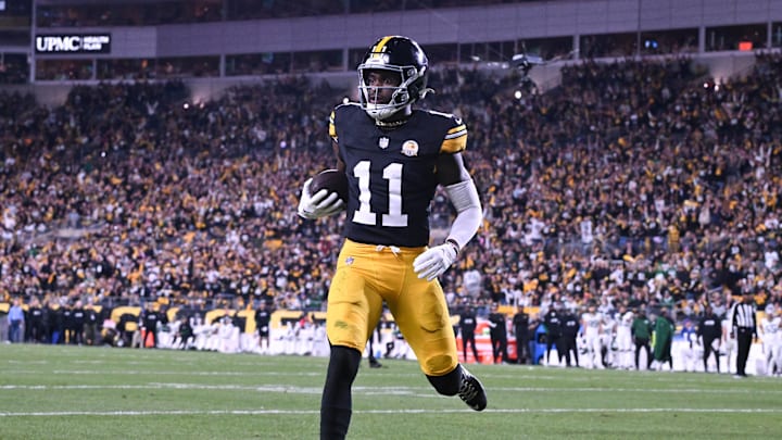Pittsburgh Steelers wide receiver Van Jefferson scores a touchdown against the New York Jets. Mandatory Credit: Barry Reeger-Imagn Images