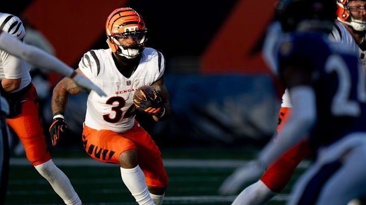 Cincinnati Bengals running back Samaje Perine (34) runs the ball in the fourth quarter of the NFL football game between Baltimore Ravens and Cincinnati Bengals at Paycor Stadium in Cincinnati on Dec. 14, 2025.