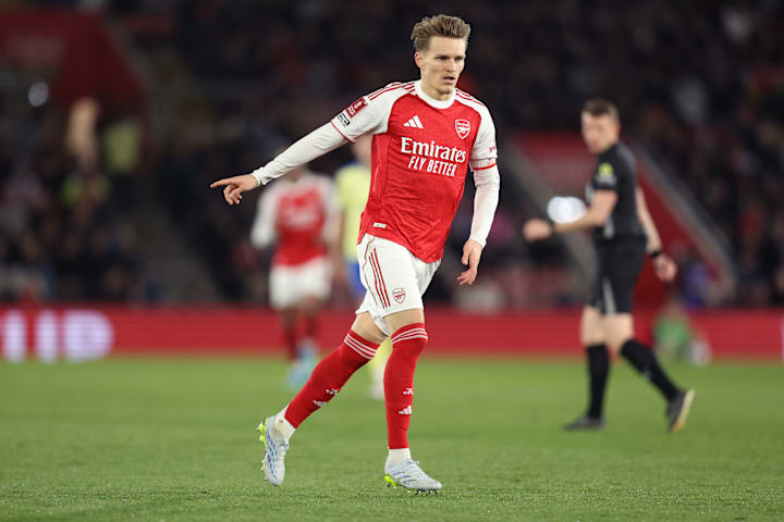 Martin Ødegaard gesturing. มาร์ติน เออเดการ์ด กำลังแสดงท่าทาง