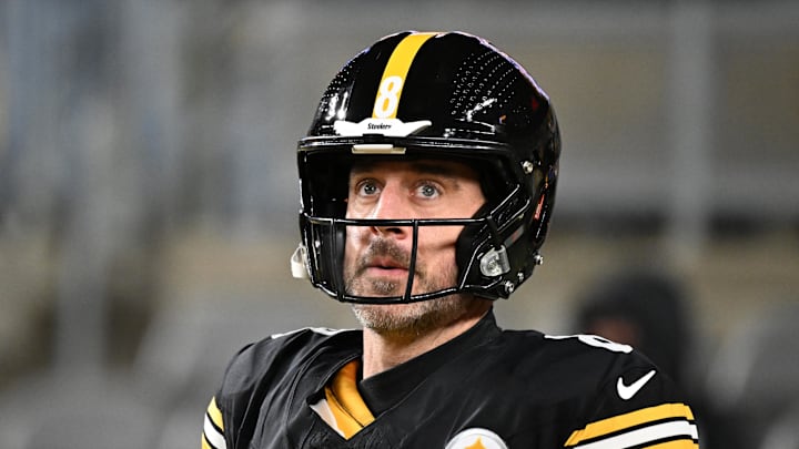 Aaron Rodgers is re-signing with the Steelers.