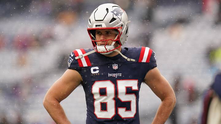 Dec 14, 2025; Foxborough, Massachusetts, USA; New England Patriots tight end Hunter Henry (85) warms up before the start of the game against the Buffalo Bills at Gillette Stadium. Mandatory Credit: David Butler II-Imagn Images Dec 14, 2025; Foxborough, Massachusetts, USA; New England Patriots tight end Hunter Henry (85) warms up before the start of the game against the Buffalo Bills at Gillette Stadium. Mandatory Credit: David Butler II-Imagn Images