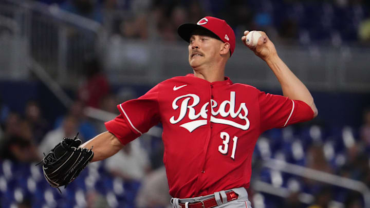 Cincinnati Reds starting pitcher Mike Minor (31) delivers a pitch.