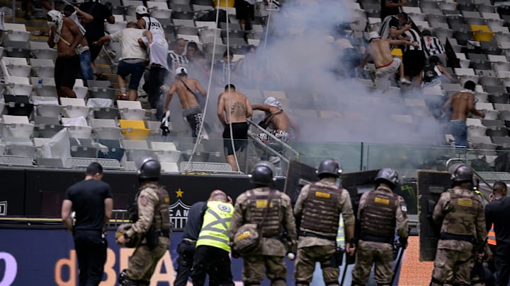 Policiais tiveram dificuldade para conter fúria de torcedores