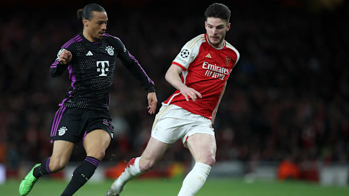 Leroy Sane (l.) im Duell mit Declan Rice (r.)