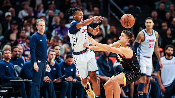 Jan 25, 2025; Phoenix, Arizona, USA; Washington Wizards guard Bub Carrington (8) passes the ball against Phoenix Suns guard Grayson Allen (8) during the second quarter at Footprint Center. Mandatory Credit: Aryanna Frank-Imagn Images