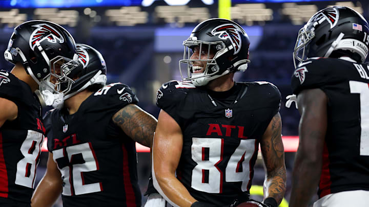 Aug 22, 2025; Arlington, Texas, USA;  Atlanta Falcons tight end Feleipe Franks (84) celebrates with teammates after scoring a touchdown  during the second quarter against the Dallas Cowboys at AT&T Stadium. Mandatory Credit: Kevin Jairaj-Imagn Images