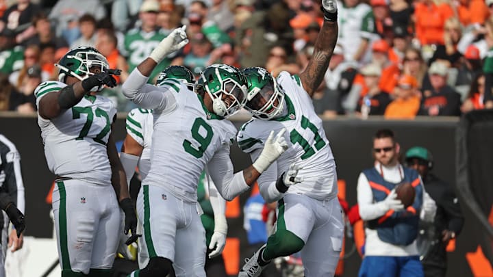 Oct 26, 2025; Cincinnati, Ohio, USA; New York Jets defensive end Will McDonald IV (9) and linebacker Jermaine Johnson (11) /celebrates during the fourth quarter against the Cincinnati Bengals at Paycor Stadium. Mandatory Credit: Joseph Maiorana-Imagn Images Oct 26, 2025; Cincinnati, Ohio, USA; New York Jets defensive end Will McDonald IV (9) and linebacker Jermaine Johnson (11) /celebrates during the fourth quarter against the Cincinnati Bengals at Paycor Stadium. Mandatory Credit: Joseph Maiorana-Imagn Images