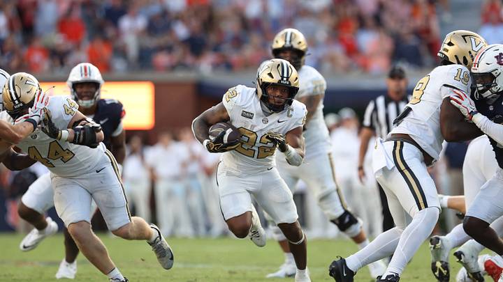 Sep 26, 2026; Auburn, Alabama, USA; Vanderbilt Commodores quarterback Jared Curtis (2) breaks loose for a run against the Auburn Tigers during the second half Jordan-Hare Stadium. The kick was good. Mandatory Credit: John Reed-Imagn Images Sep 26, 2026; Auburn, Alabama, USA; Vanderbilt Commodores quarterback Jared Curtis (2) breaks loose for a run against the Auburn Tigers during the second half Jordan-Hare Stadium. The kick was good. Mandatory Credit: John Reed-Imagn Images