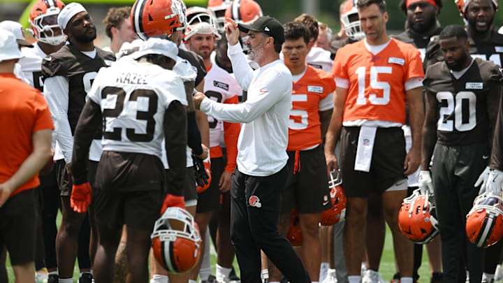 Jun 10, 2025; Berea, OH, USA; Cleveland Browns head coach Kevin Stefanski talks to the team during minicamp at CrossCountry Mortgage Campus. Mandatory Credit: Ken Blaze-Imagn Images