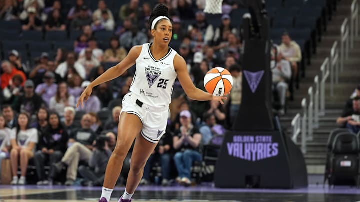 Golden State Valkyries forward Monique Billings (25) handles the ball against the Connecticut Sun during the first quarter at Chase Center. 