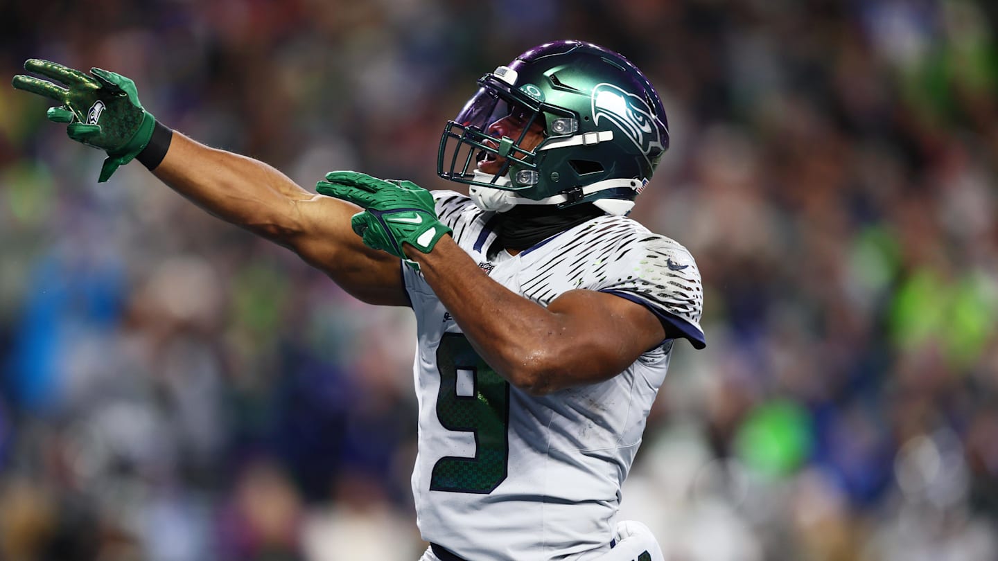 Fantasy Football Start ‘Em, Sit ‘Em NFL Week 18: Kenneth Walker III vs Rico Dowdle