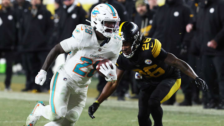 Miami Dolphins running back De'Von Achane (28) runs with the ball while defended by Pittsburgh Steelers cornerback Brandin Echols (26) in the fourth quarter at Acrisure Stadium in the 2025 season. Miami Dolphins running back De'Von Achane (28) runs with the ball while defended by Pittsburgh Steelers cornerback Brandin Echols (26) in the fourth quarter at Acrisure Stadium in the 2025 season.