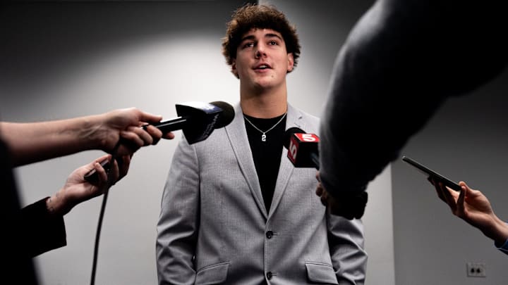 After decommitting from a college football powerhouse, the nation's No. 1 overall recruit opted to stay in-state and is expected to be the team's starter in 2026. After decommitting from a college football powerhouse, the nation's No. 1 overall recruit opted to stay in-state and is expected to be the team's starter in 2026.