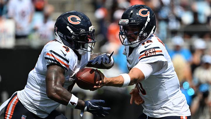Chicago Bears quarterback Caleb Williams (18) hands off to running back D'Andre Swift (4) in the second quarter against the Carolina Panthers at Bank of America Stadium. Mandatory Credit: Bob Donnan-Imagn Images Chicago Bears quarterback Caleb Williams (18) hands off to running back D'Andre Swift (4) in the second quarter against the Carolina Panthers at Bank of America Stadium. Mandatory Credit: Bob Donnan-Imagn Images