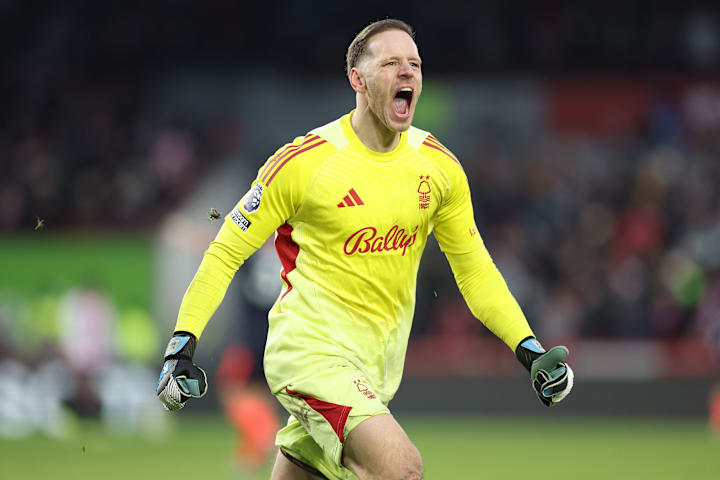 Matz Sels calling out instructions.