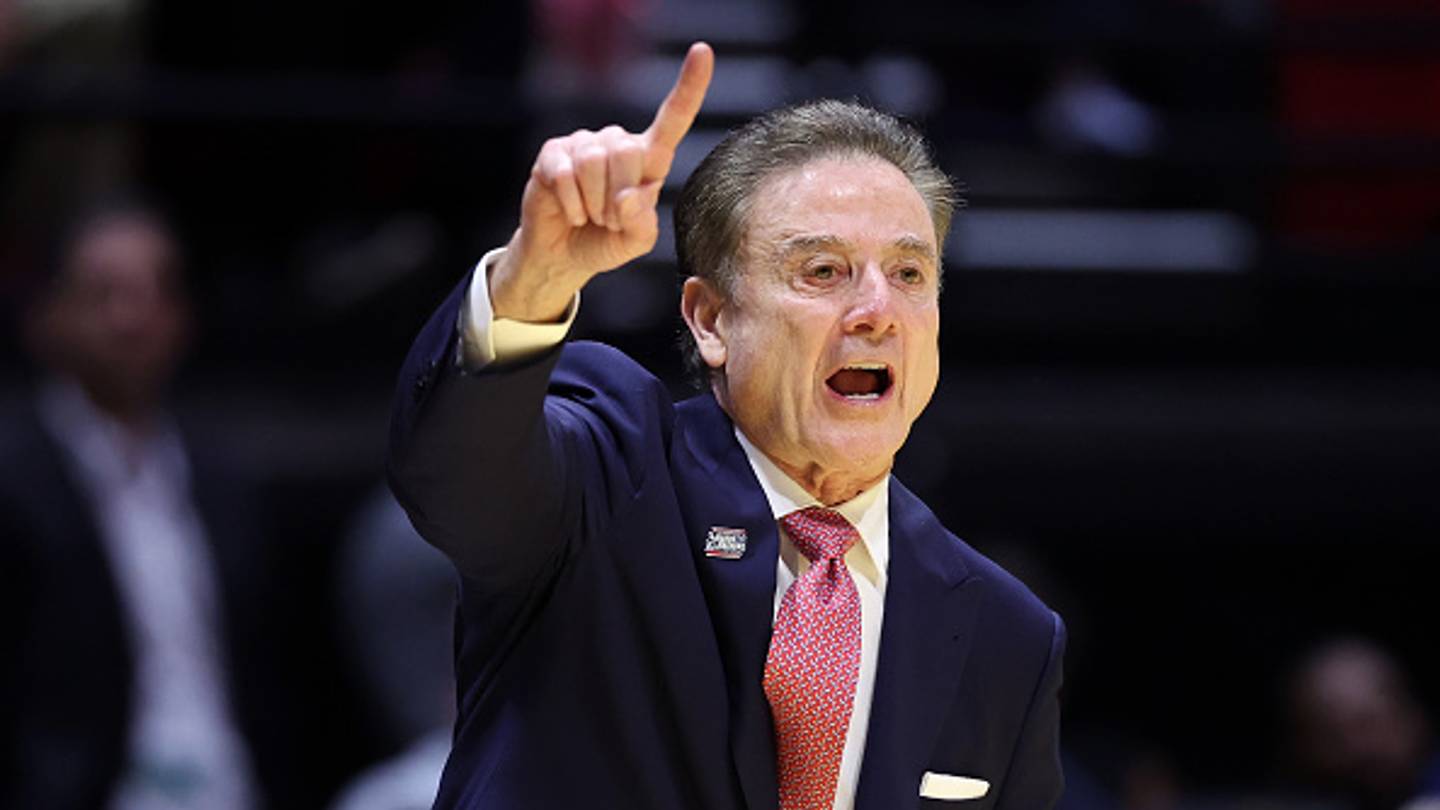 Rick Pitino von St. John's geht nach dem NCAA-Sieg gegen Bill Self ...