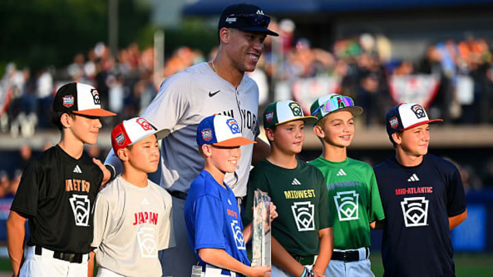 New York Yankees star Aaron Judge poses with Little League players prior to the game against the Detroit Tigers at Bowman Field.