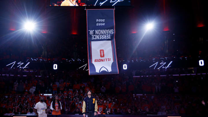 Shannon during his Illinois jersey retirement ceremony. 