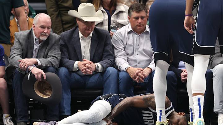 Kyrie Irving lesionado durante el partido ante los Sacramento Kings.