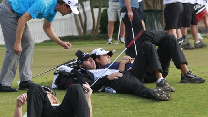 El descanso forma parte fundamental en la rutina de los deportistas. Aquí, el golfista Parker McLachlin (c), durmiendo una siesta. El descanso forma parte fundamental en la rutina de los deportistas. Aquí, el golfista Parker McLachlin (c), durmiendo una siesta.