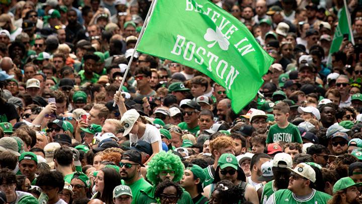 Aficionados de los Celtics durante el desfile de campeón del año pasado. Aficionados de los Celtics durante el desfile de campeón del año pasado.