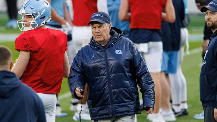 Bill Belichick durante un campamento de primavera. Bill Belichick durante un campamento de primavera.