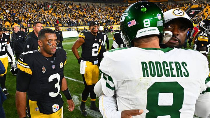Mike Tomlin y Aaron Rodgers intercambian palabras al término de un partido entre los Jets y los Steelers el año pasado.