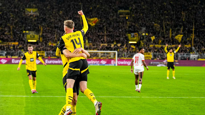 Maximilian Beier wird von Nico Schlotterbeck geherzt Maximilian Beier wird von Nico Schlotterbeck geherzt