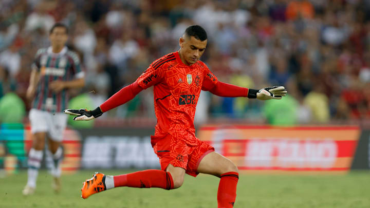 Atualmente, o goleiro é terceira opção na posição Atualmente, o goleiro é terceira opção na posição