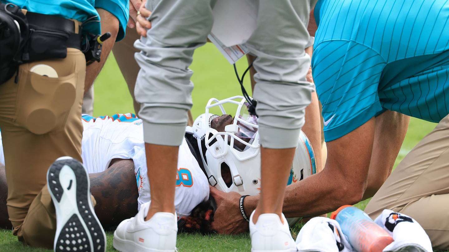 Dolphins receive devastating injury news for running back Alexander ...