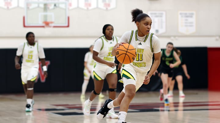 Syracuse women's basketball, off to a fast start this season, will host 5-star, top-ranked junior Kaleena Smith on a visit.
