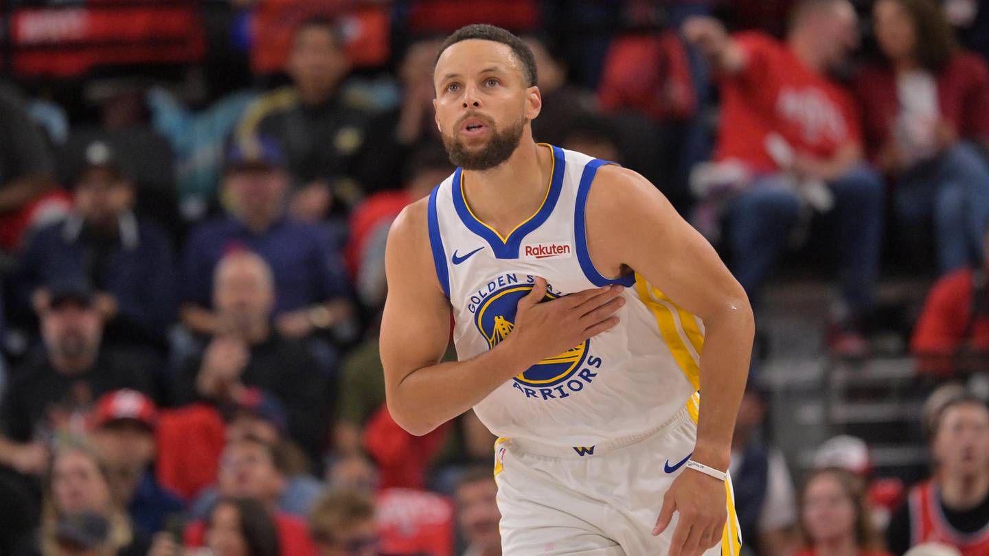 Report: Warriors' Chances to Land Free-Agent Star Rising Due to Steph Recruiting