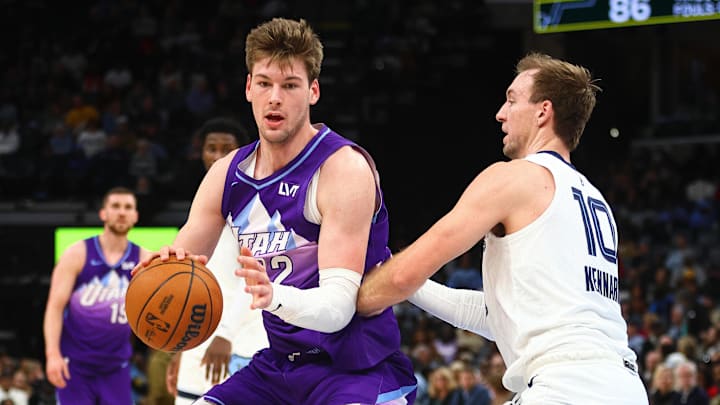 Jan 25, 2025; Memphis, Tennessee, USA; Utah Jazz forward Kyle Filipowski (22) drives to the basket against Memphis Grizzlies guard Luke Kennard (10) during the fourth quarter at FedExForum. Mandatory Credit: Petre Thomas-Imagn Images Jan 25, 2025; Memphis, Tennessee, USA; Utah Jazz forward Kyle Filipowski (22) drives to the basket against Memphis Grizzlies guard Luke Kennard (10) during the fourth quarter at FedExForum. Mandatory Credit: Petre Thomas-Imagn Images