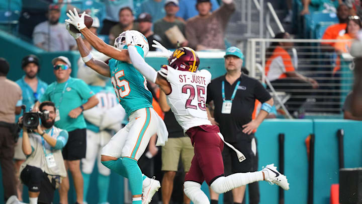 Miami Dolphins wide receiver River Cracraft (85) catches a touchdown over Washington Commanders cornerback Benjamin St-Juste (25) during the first quarter at Hard Rock Stadium.