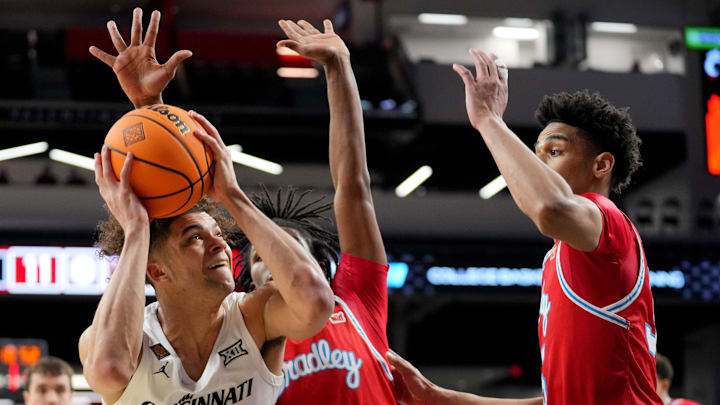 Cincinnati Bearcats guard Dan Skillings Jr. (0) rises to the basket as Bradley Braves guard Demarion