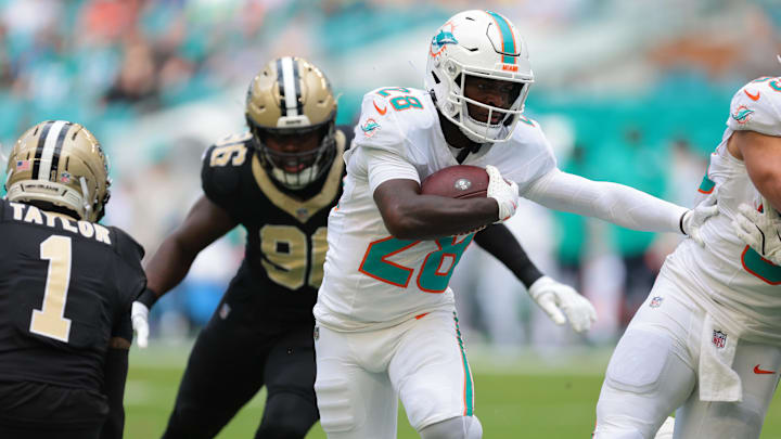 Miami Dolphins running back De'Von Achane (28) carries the ball for a touchdown against the New Orleans Saints during the first half at Hard Rock Stadium.
