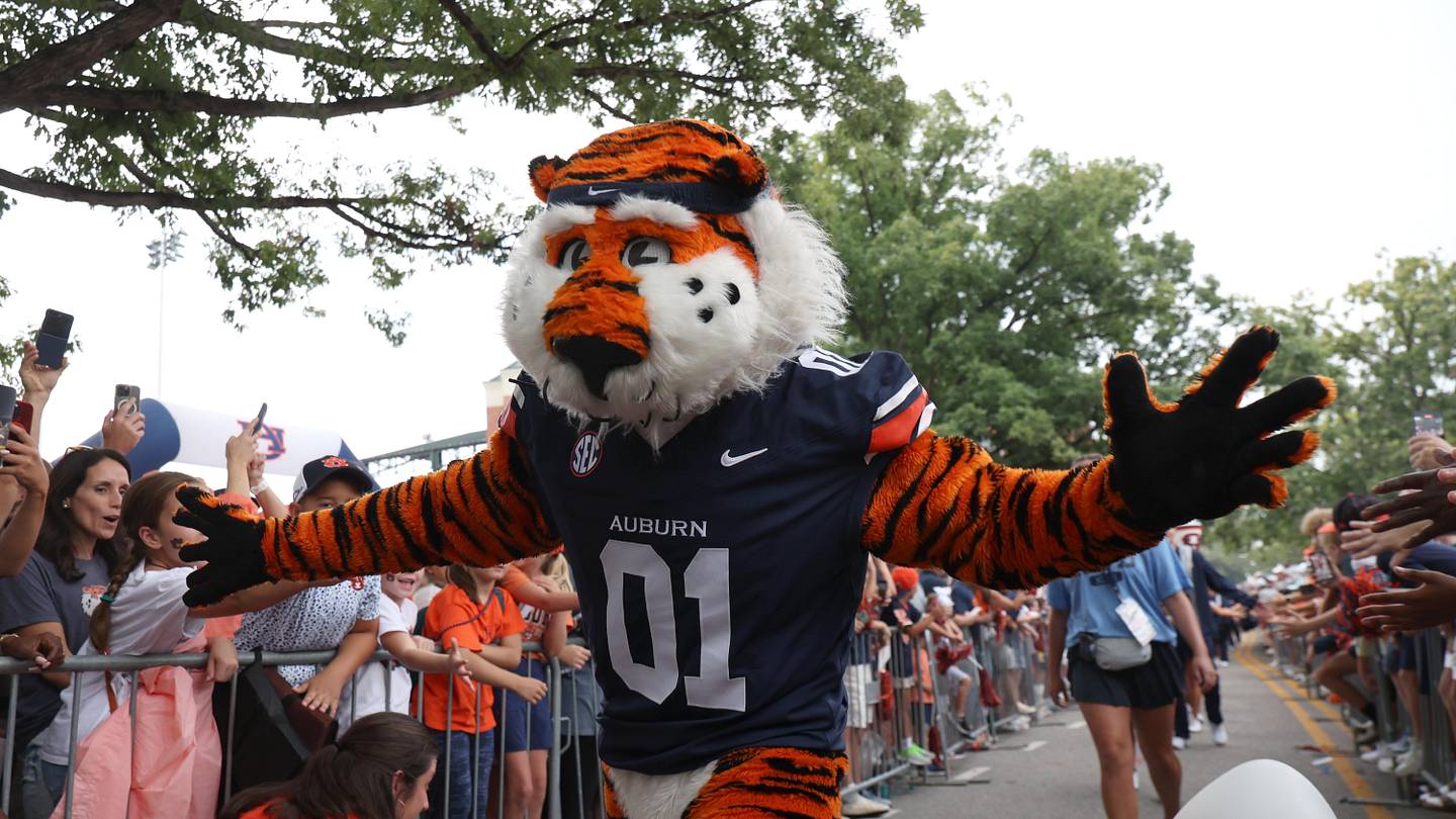 Auburn Big Man Camp Offensive MVP Talks Interest in Football