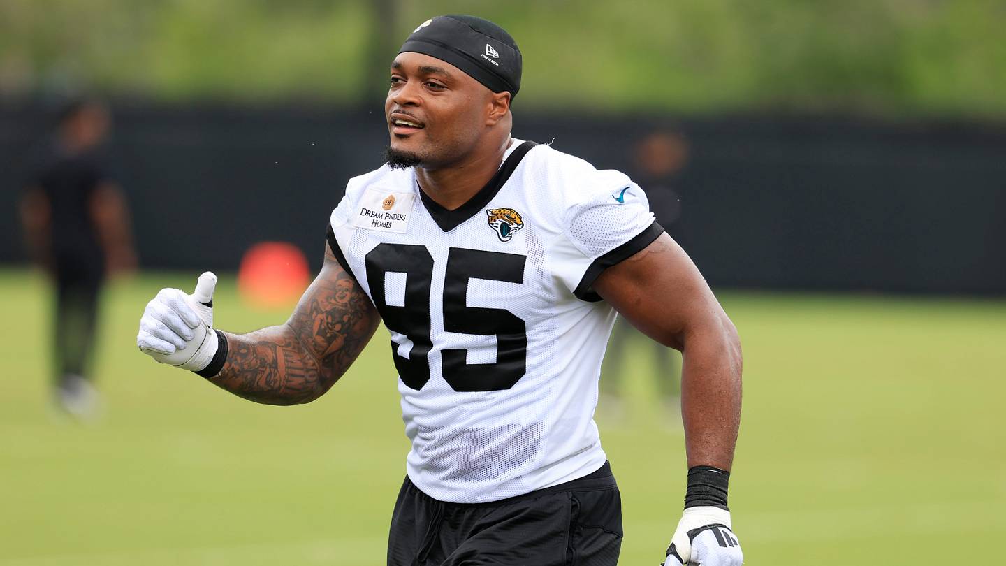 Un giocatore di football si prepara durante un training camp al Miller Electric Center a Jacksonville, Florida