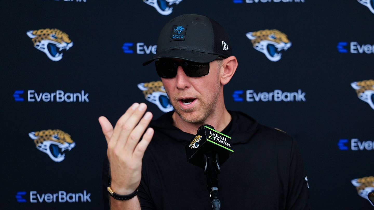 Giocatori del line-up offensivo dei Jaguars con infortuni, coach Liam Coen valuta la situazione durante la preparazione
