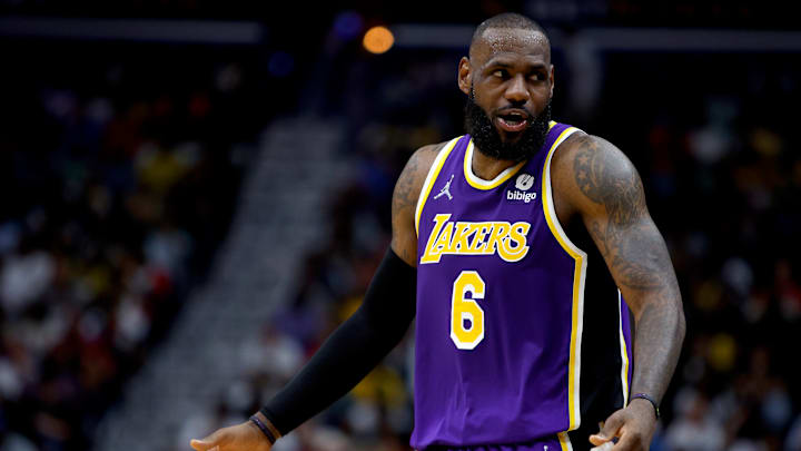 LeBron tiene un año restante de contrato con los Lakers