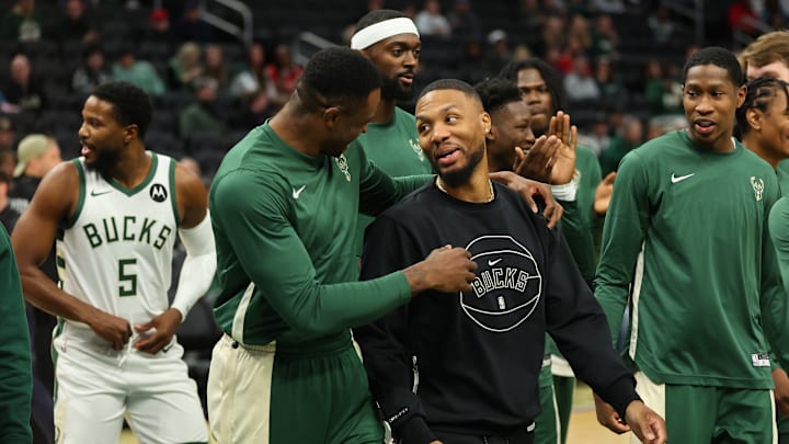 Damian Lillard acompañó a sus compañeros de los Bucks en el primer juego de la pretemporada