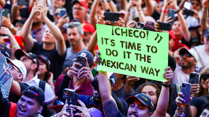 Los aficionados de México alientan con euforia a "Checo" Pérez cada vez que corre en su país natal 