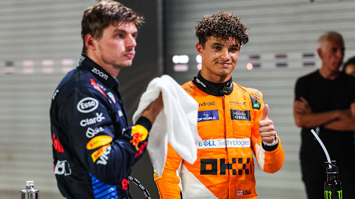 Max Verstappen y Lando Norris visiblemente transpirados, tras correr en el Gran Premio de Singapur de la Fórmula 1
