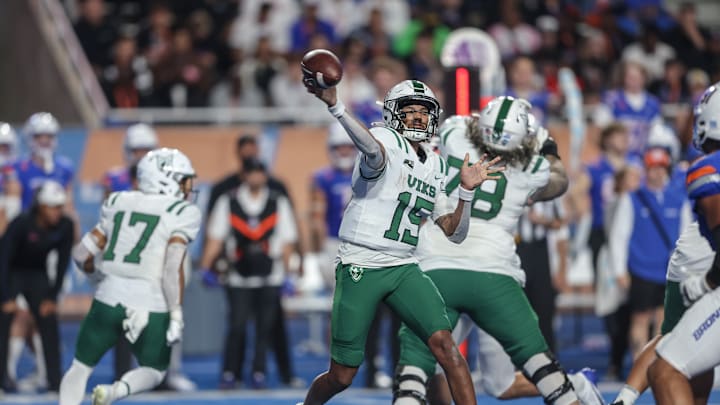 Portland State's Dante Chachere passes the ball vs Boise State at Albertsons Stadium