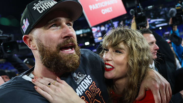 Kansas City Chiefs tight end Travis Kelce (L) and music icon Taylor Swift (R)