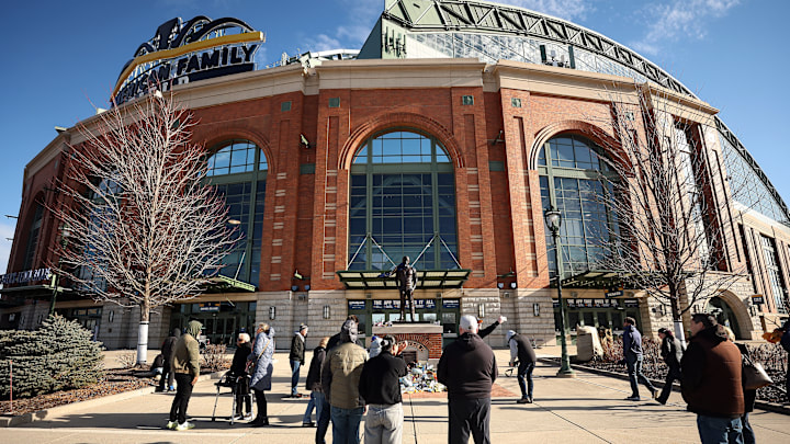 Fans Remember Milwaukee Brewers Broadcaster Bob Uecker