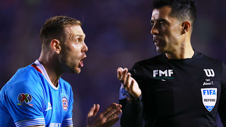 El argentino Carlos Rotondi le reclama al árbitro Adonai Escobedo por sus decisiones en el encuentro